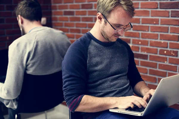 Man aan het werk met laptop notebook — Stockfoto