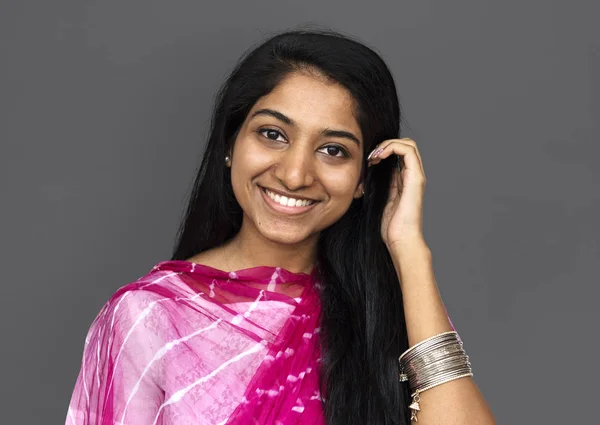 Усміхнена молода індійська жінка — стокове фото