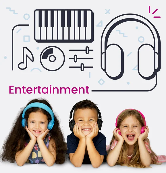 Kinder lügen und lauschen der Musik — Stockfoto