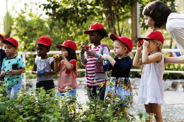 Liten studenters lärande botaniska — Stockfoto