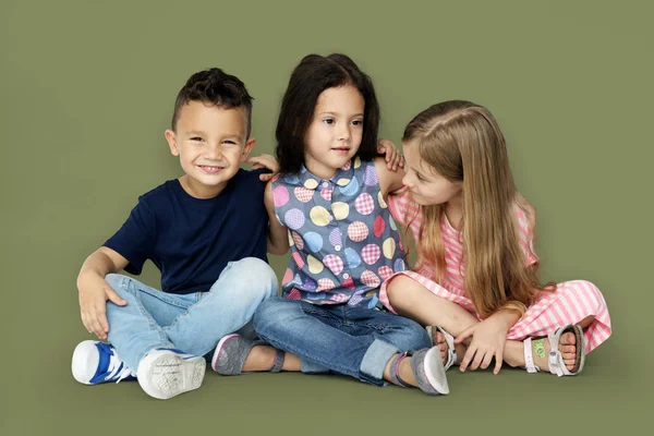 Mijn lieve kinderen kruipen samen — Stockfoto