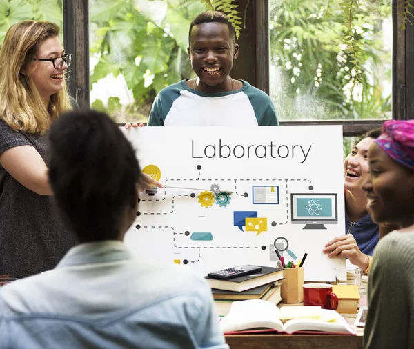 Studenti che studiano insieme — Foto Stock