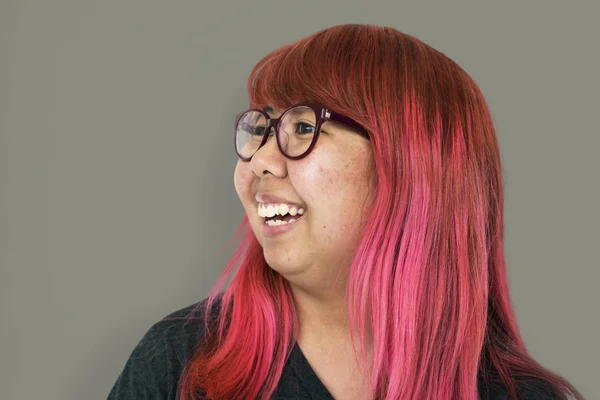 Menina asiática com cabelo rosa — Fotografia de Stock