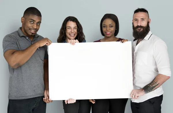 Pessoas multi-étnicas segurando cartaz — Fotografia de Stock