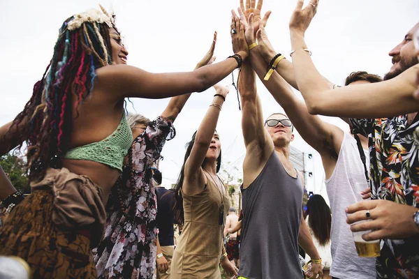  arkadaşlar elinde yığınlama 