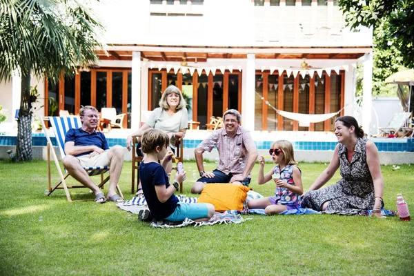 Familia pasar tiempo juntos en el patio —  Fotos de Stock