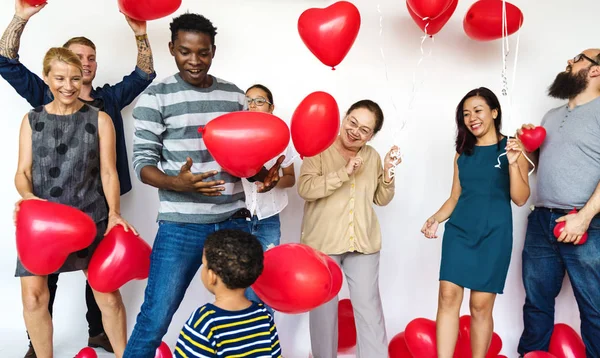 Люди с шариками в форме сердца — стоковое фото