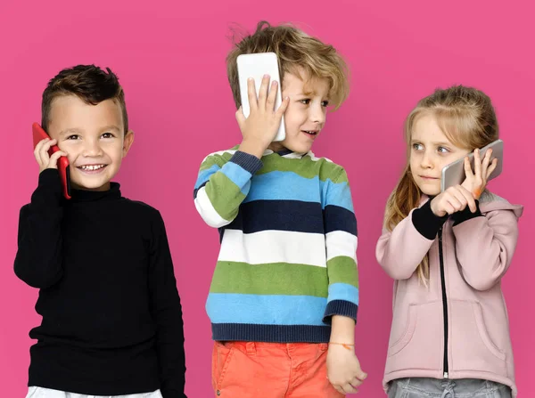Děti mluví na mobilní telefony — Stock fotografie