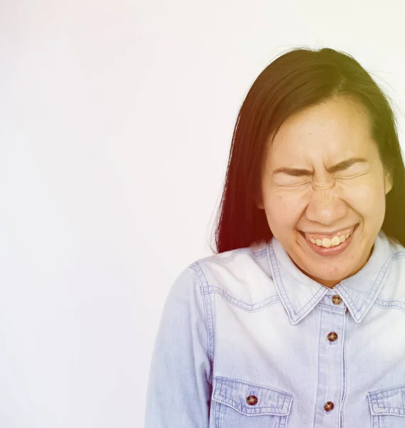 Vacker asiatisk kvinna ler — Stockfoto