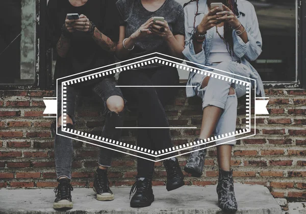 Grupp av personer som använder telefoner — Stockfoto
