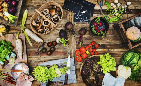 ahşap masa üzerinde çeşitli taze sebze