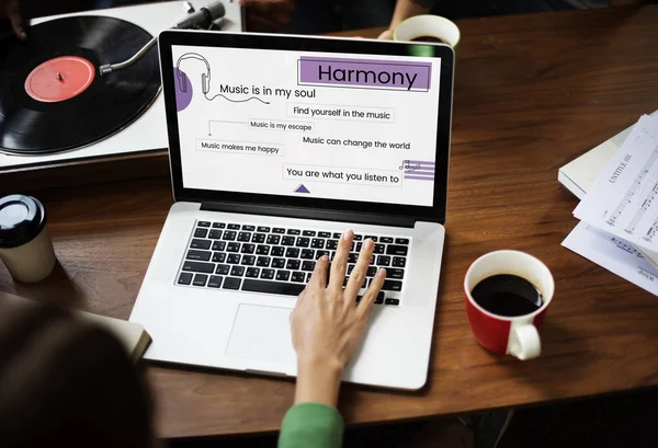 Dizüstü bilgisayarda yazan kadın klavyesi