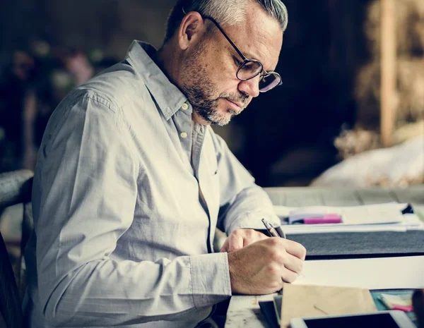 Ofiste çalışan iş adamı 