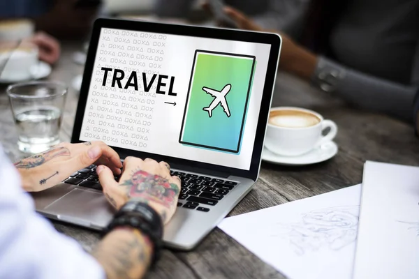 Eller dizüstü bilgisayarda çalışıyor