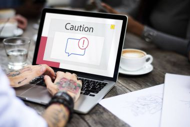 Eller dizüstü bilgisayarda çalışıyor