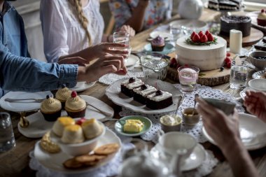 İnsanlar masada doğum günü kutlamak 