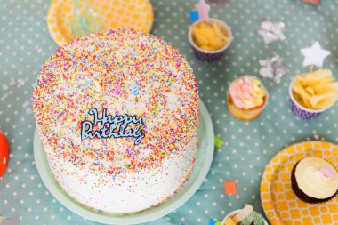 güzel bir doğum günü pastası