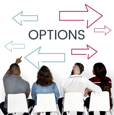 sandalye üzerinde oturan ve duvara bakarak insanlar 