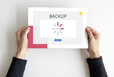 afişini holding eller