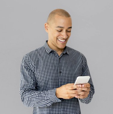 genç adam tutarak smartphone