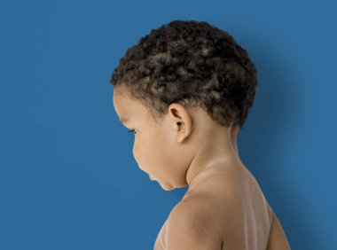 Çıplak göğüs ile küçük çocuk