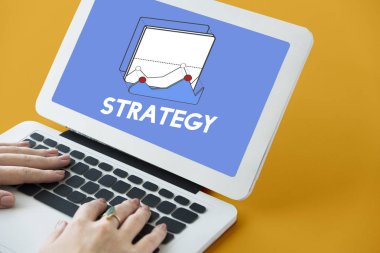 Dizüstü bilgisayarda yazan kadın klavyesi