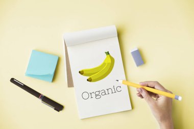 kadın el not defterinde çizimi 