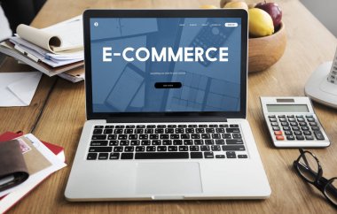 nesneleri ve masa üstünde laptop