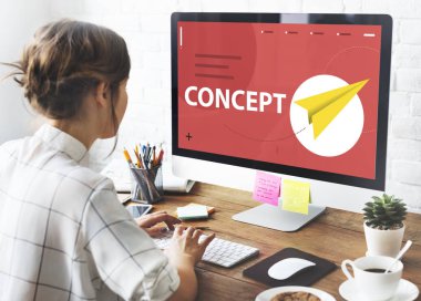 bilgisayarla çalışma kız