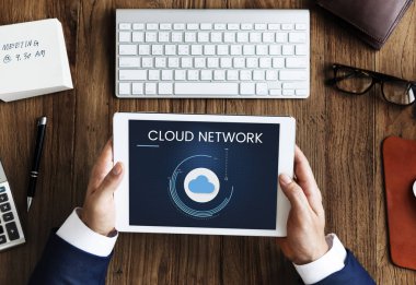 Dijital tablet kullanan işadamı