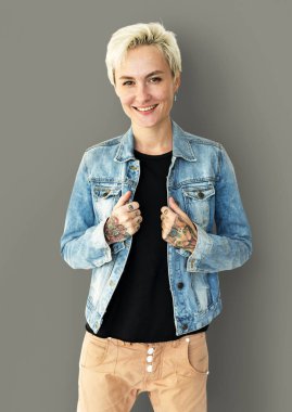 kısa sarı saçlı kadın