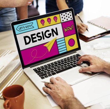 Masada dizüstü bilgisayar kullanan adam