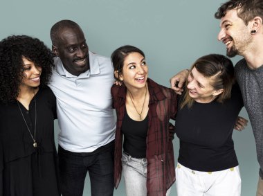 insanlar gülümsüyor ve arkadaşlarının yanına