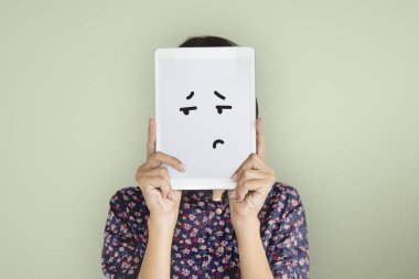 Dijital tablet kapsayan yüz tutan kadın