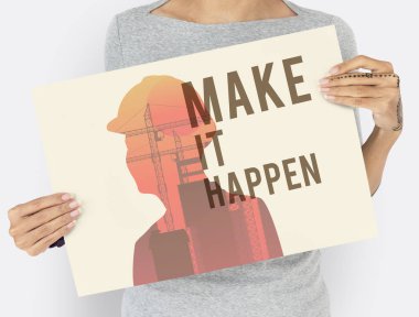 Kadın afişini tutar 