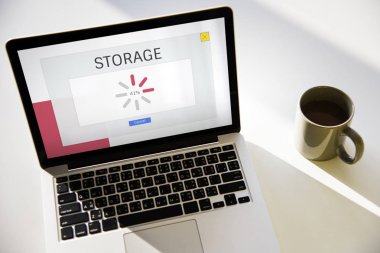 açılan laptop ve çay bardağı