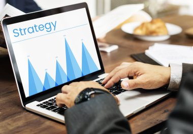 Dizüstü bilgisayarda yazan erkek eller