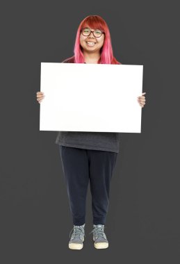 ayakta ve kağıt afiş tutan kadın