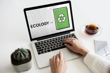 Eller dizüstü bilgisayarda çalışıyor