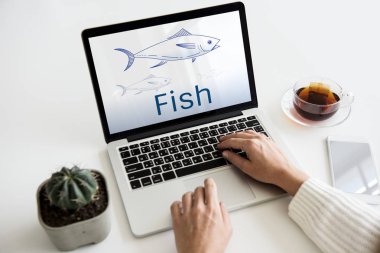 Eller dizüstü bilgisayarda çalışıyor