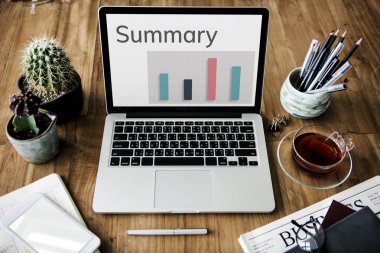 Açık tablo üstünde laptop