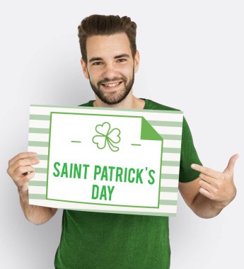 Sakallı afişini tutar  