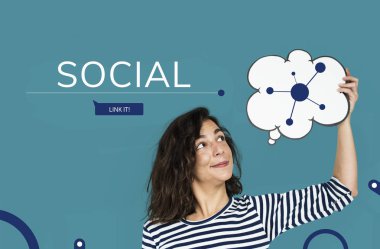 konuşma balonu tutan kadın 