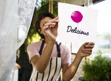 Afrikalı kadın dükkanda çalışan önlük 