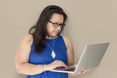 Dizüstü bilgisayar kullanan kadın 