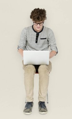 dizüstü bilgisayar kullanan adam