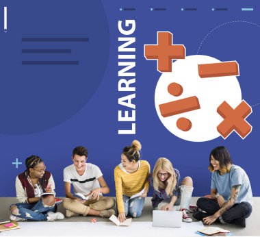 öğrenciler proje üzerinde birlikte çalışma