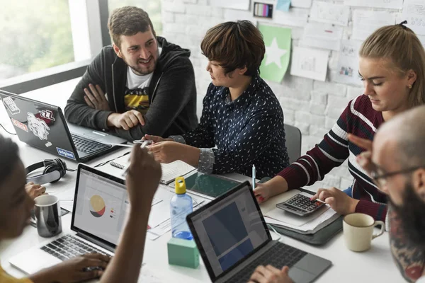 Pessoas criativas brainstorming no escritório — Fotografia de Stock