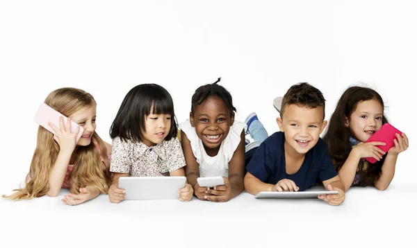 Kinderen met behulp van digitale apparaten — Stockfoto