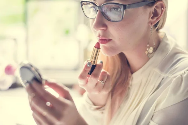 Mujer aplicando lápiz labial — Foto de Stock